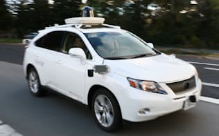 テスト走行で公道を走るグーグルの自動運転車（米カリフォルニア州マウンテンビュー）