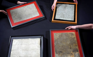 大英図書館に展示されるため集められたマグナ・カルタの四つの公式写本(大英図書館提供・共同) 大英図書館に展示されるため集められたマグナ・カルタの四つの公式写本(大英図書館提供・共同)