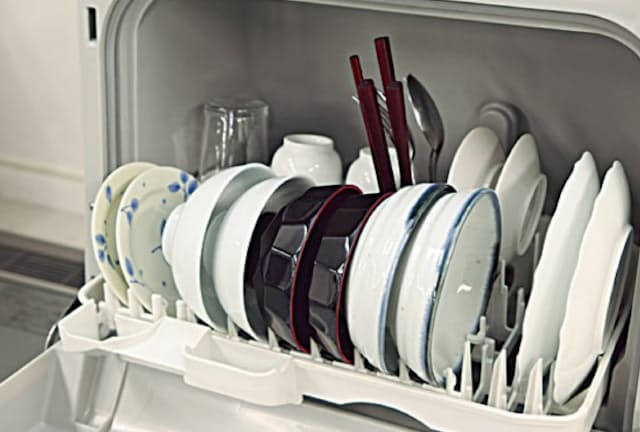 プチ食洗 NP-TCR3（パナソニック）＝税込み実勢価格4万5970円。3人サイズの小型食洗機で、両親だけで使うなら容量は十分。ボタンが少なく、操作はシンプルでわかりやすい