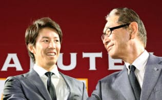 楽天と契約し、星野仙一球団副会長(右)と笑顔を見せる岸=共同 楽天と契約し、星野仙一球団副会長(右)と笑顔を見せる岸=共同