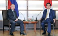 会談に臨むロシアのプーチン大統領(左)と安倍首相（15日午後、山口県長門市の大谷山荘）=代表撮影