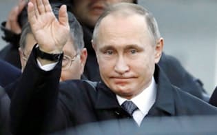 山口宇部空港に到着し、手を振るロシアのプーチン大統領=15日午後