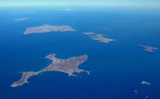 上空約5000メートルから見る（左列手前から）歯舞群島の水晶、志発、多楽の各島と、色丹島（12月4日）