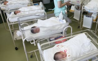 新生児室に並ぶ赤ちゃん（都内）