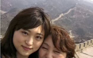 2013年に中国の万里の長城を旅行した際の高橋まつりさん(左)と母の幸美さん=幸美さん提供