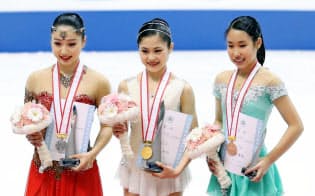 女子で3連覇した宮原(中央)。左は2位の樋口、右は3位の三原=共同 女子で3連覇した宮原(中央)。左は2位の樋口、右は3位の三原=共同