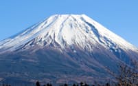 冠雪した富士山も美しい（写真、渡辺智哉）