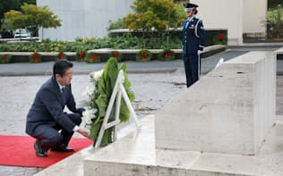 米国立太平洋記念墓地で献花する安倍首相（26日午前、ハワイ州オアフ島）=代表撮影