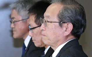 東芝の綱川社長（手前）が米原子力事業での損失を知ったのは2016年12月だという