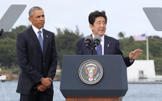 慰霊を終え、演説する安倍首相とオバマ米大統領（27日午後、米ハワイ州オアフ島）=小川望撮影
