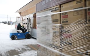 味の素とハウス食品の商品が、1台のトラックで同時に運び込まれる（北海道北広島市の味の素物流の倉庫）