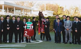 ホープフルSのG1昇格も不透明だ(25日、中山競馬場、写真は勝ったレイデオロと関係者)=JRA提供 ホープフルSのG1昇格も不透明だ(25日、中山競馬場、写真は勝ったレイデオロと関係者)=JRA提供