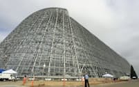 NASAエイムス・リサーチセンターにある巨大な飛行船の格納庫（カリフォルニア州マウンテンビュー市）