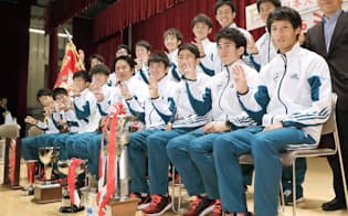 青学大は全日本大学駅伝で初優勝し、箱根では史上4校目の「大学駅伝3冠」を狙う=共同