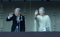 新年の一般参賀で集まった人たちに手を振る天皇、皇后両陛下（2日、皇居）=寺澤将幸撮影