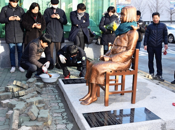 慰安婦像 釜山の総領事館前で除幕式 新たな火種に 日本経済新聞