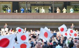 陛下 人々の平安祈る 新年一般参賀に9万人超 日本経済新聞