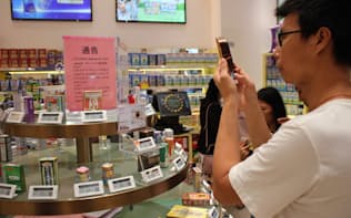 中国では、自国にいながら割安に海外品を買える越境Eコマースが人気を集めた（広東省深圳）