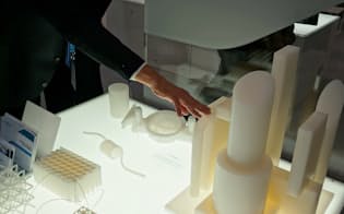 アルケマのブースでは3Dプリンターで造形した部品をずらり展示