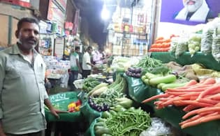 現金不足で、青果店は売り上げは急減した（2016年12月、ムンバイのクロフォード市場）
