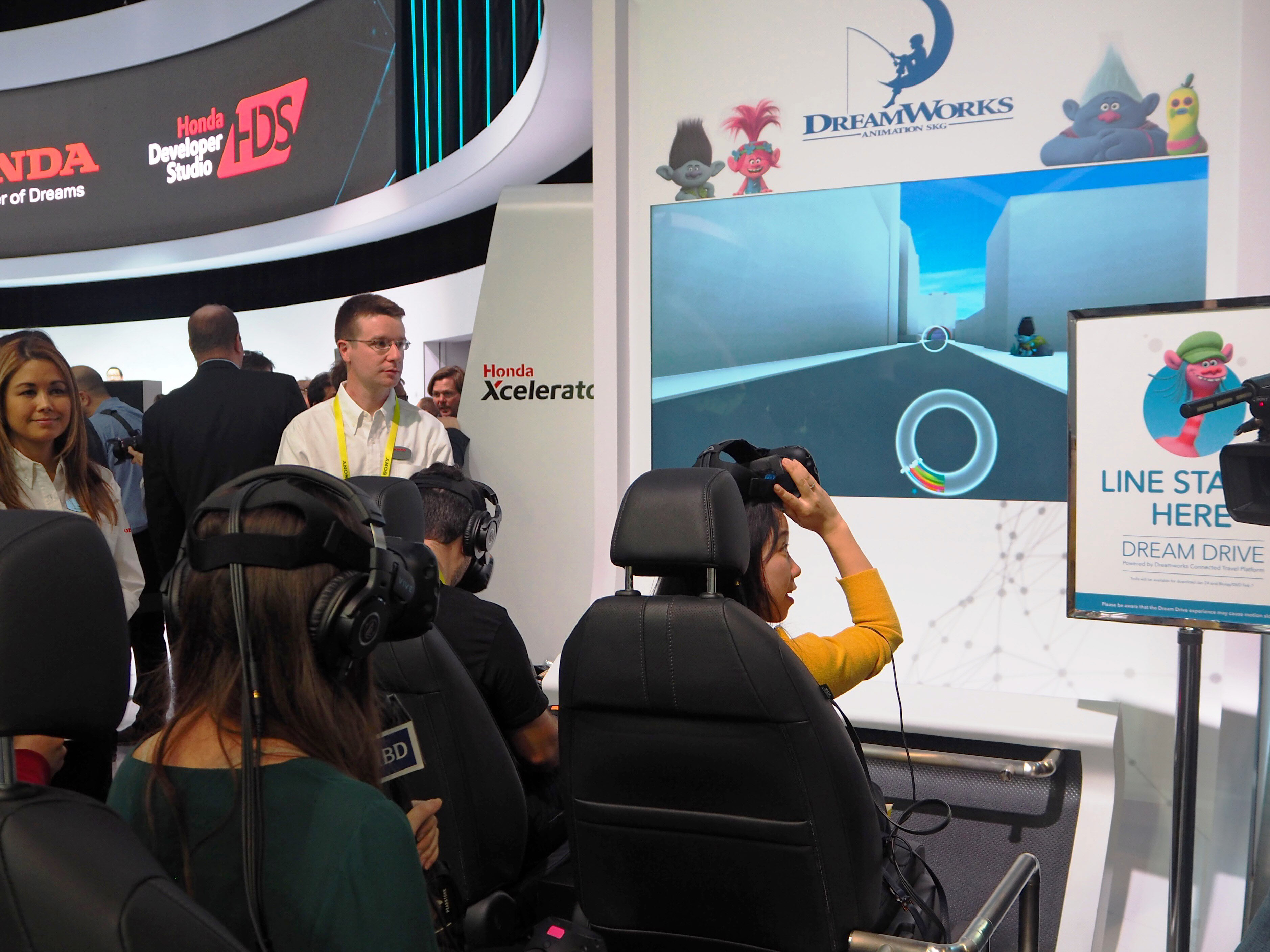 ホンダは米ドリームワークスと協力し、VRを使った車内の楽しみ方を提案（5日、米ラスベガス）