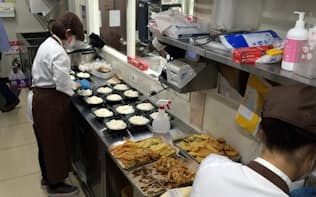 ローソンは店内で炊いたご飯を使った弁当などを販売する店舗を増やす(東京・品川の店舗)

