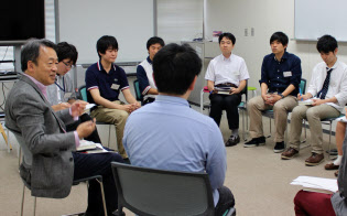 学生たちと読書会を開き、経営に関する課題図書をテーマに議論を交わした(2014年6月、東工大提供) 学生たちと読書会を開き、経営に関する課題図書をテーマに議論を交わした(2014年6月、東工大提供)