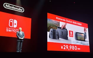 新型ゲーム機「Nintendo Switch（ニンテンドースイッチ）」を発表する任天堂の君島達己社長（13日午後、東京都江東区）