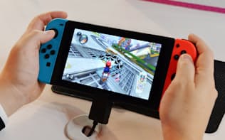 発表された任天堂の新型ゲーム機「Nintendo Switch（ニンテンドースイッチ）」（13日午後、東京都江東区）