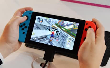 任天堂 スイッチ 予約開始 量販店前に長い列 日本経済新聞