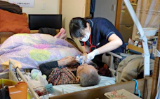 歯科衛生士の不足、介護に影 高齢者ケアに重要な役割