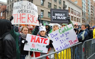 20日、米ワシントンでトランプ氏に抗議するため集まった市民ら=共同