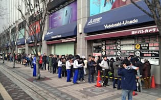 ヨドバシカメラマルチメディア梅田には開店を前に約250人が列を作った（21日、大阪・梅田）