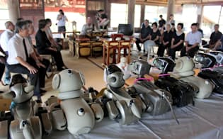 「献体」されたイヌ型ロボットAIBOの葬儀が営まれた（千葉県いすみ市の光福寺で）