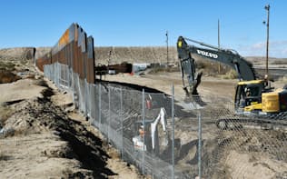 フェンスの取り換え工事が進む米国とメキシコの国境（16日、メキシコ・チワワ州）=柏原敬樹撮影