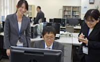 千葉県木更津市のイーエスケイで働く若者たち（左端が中島さん、右端が河野さん）