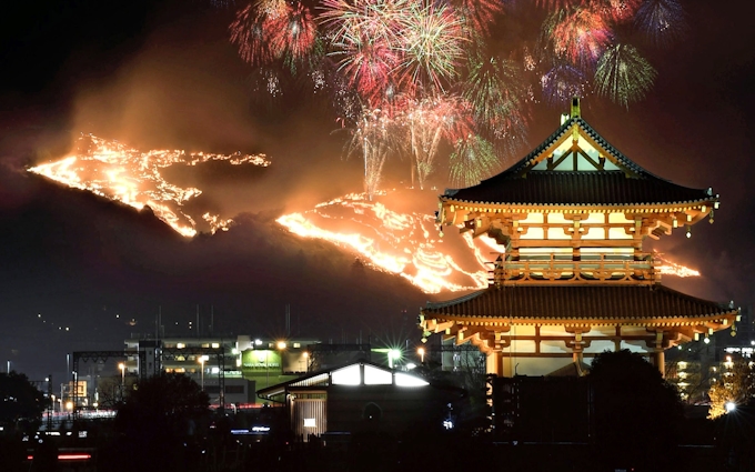 古都の夜空 赤く 奈良で若草山焼き 日本経済新聞 古都の夜空 赤く 奈良で若草山焼き 日本経済新聞