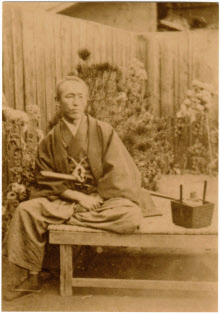 命日 墓前にファン1000人 時をかける坂本龍馬 1 日本経済新聞 命日 墓前にファン1000人 時をかける坂本龍馬 1 日本経済新聞