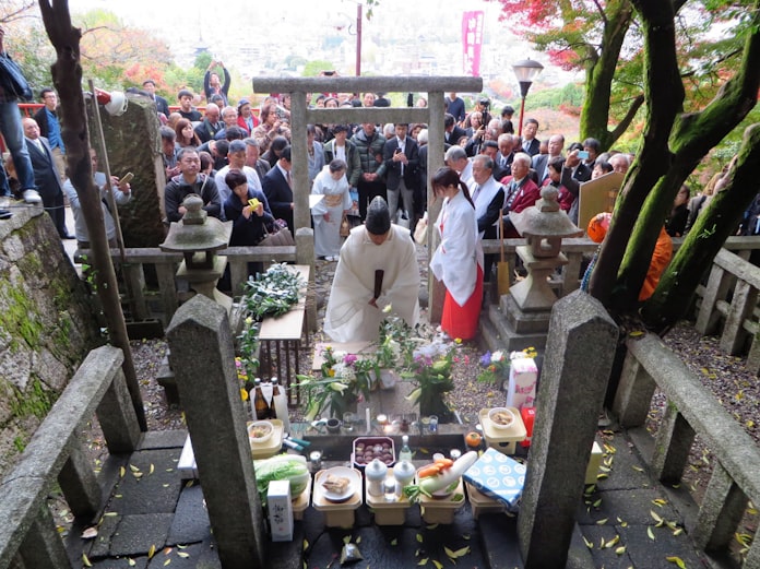 命日 墓前にファン1000人 時をかける坂本龍馬 1 日本経済新聞 命日 墓前にファン1000人 時をかける坂本龍馬 1 日本経済新聞