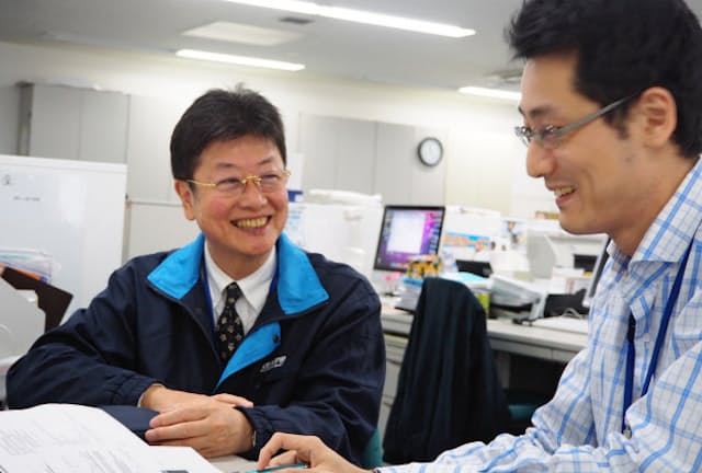 40歳年下の同僚と席を並べて働くサトーグリーンエンジニアリングの山室博巳さん(左、東京都目黒区）