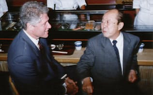 すし店での日米首脳会談を前に、談笑するクリントン大統領（左）と宮沢首相（1993年7月9日、東京・虎ノ門のホテルオークラ）