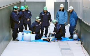 水産仲卸売場棟の地下水を採水する担当者（東京都江東区の豊洲市場）  