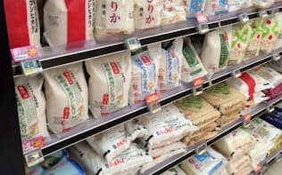 スーパーの限られた売り場スペースに並ぶブランド米は一握り（東京都港区）