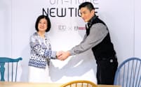 俳優の伊勢谷友介さん(右)と提携した中古家具の新ブランドを発表した大塚久美子社長（9日、東京都江東区）