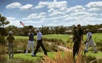 11日、米フロリダ州でゴルフを楽しみ、ハイタッチする安倍首相とトランプ米大統領（同大統領のツイッターより）=共同