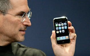 米アップルのスティーブ・ジョブズ最高経営責任者（CEO）は、サンフランシスコで携帯電話機「iフォン」と、パソコン内のコンテンツ（情報の内容）をテレビに表示する装置「アップルTV」を発表した。_Data.jpg