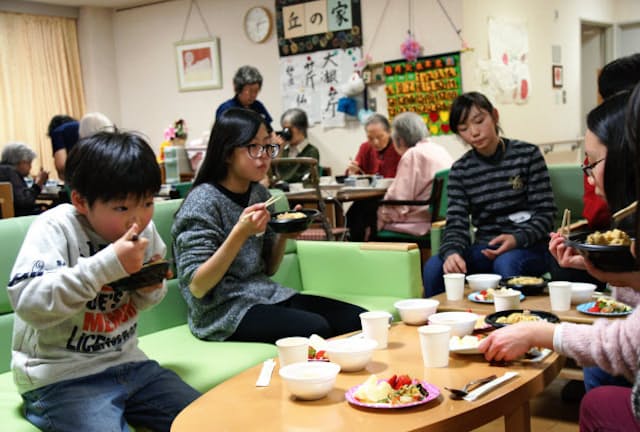 お年寄りと同じ部屋でごはんを食べる子どもたち（東京都町田市の清風園）