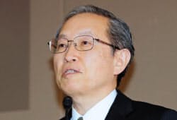 記者会見する東芝の綱川社長(14日午後、東京都港区)