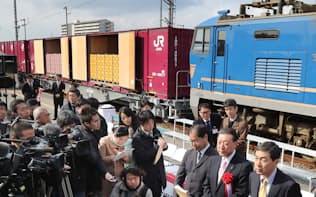 アサヒビールとキリンビールの共同輸送列車出発式で公開された貨物列車（1月19日、大阪府吹田市）