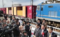 アサヒビールとキリンビールの共同輸送列車出発式で公開された貨物列車（1月19日、大阪府吹田市）